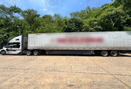 FGR investiga presunto robo de cargamento de latería en Huimanguillo; aseguran más de 31 mil latas