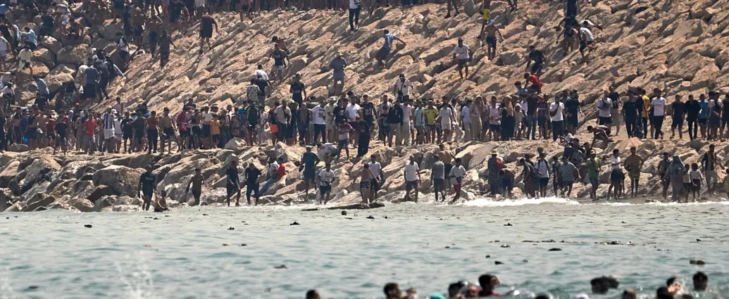 Crisis migratoria sin precedentes desborda a Ceuta; reportan al menos 34 fallecidos