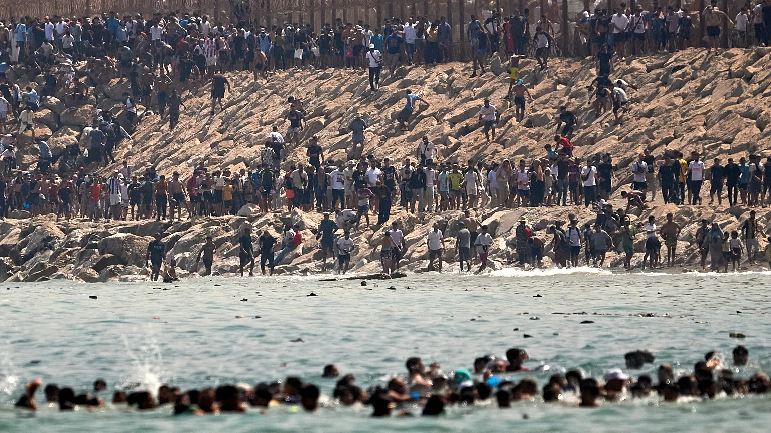 Crisis migratoria sin precedentes desborda a Ceuta; reportan al menos 34 fallecidos