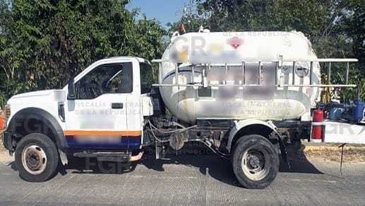 FGR investiga aseguramiento de 2 mil 800 litros de gas LP en Centro; hay un detenido