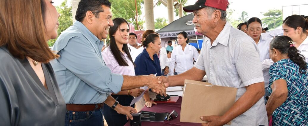 Gobernador lleva audiencias públicas y anuncia entrega de tabletas para estudiantes de secundaria en Huimanguillo…
