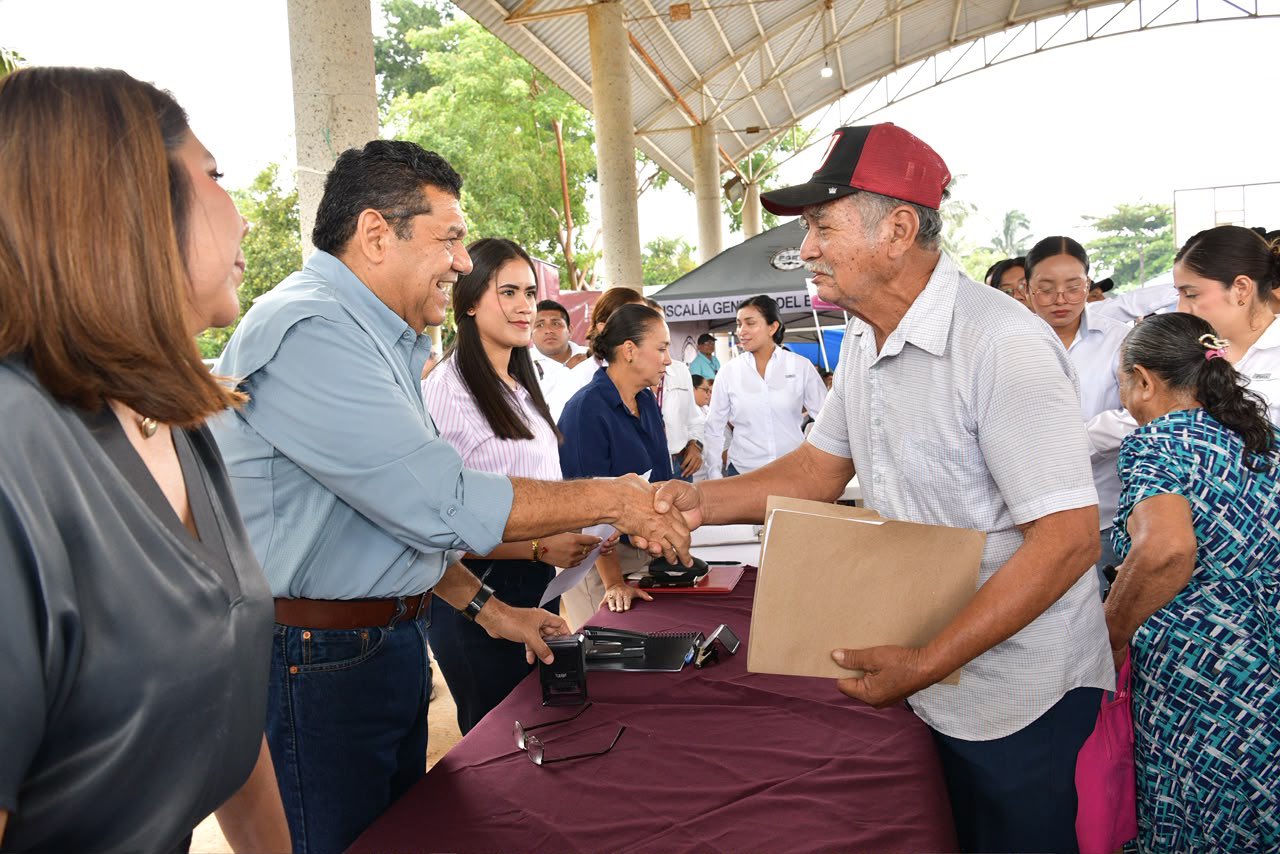 Gobernador lleva audiencias públicas y anuncia entrega de tabletas para estudiantes de secundaria en Huimanguillo…