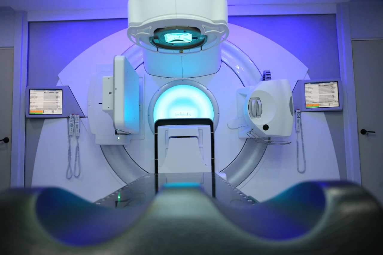 Hospital Juan Graham pone en operación acelerador lineal para tratamiento gratuito contra el cáncer