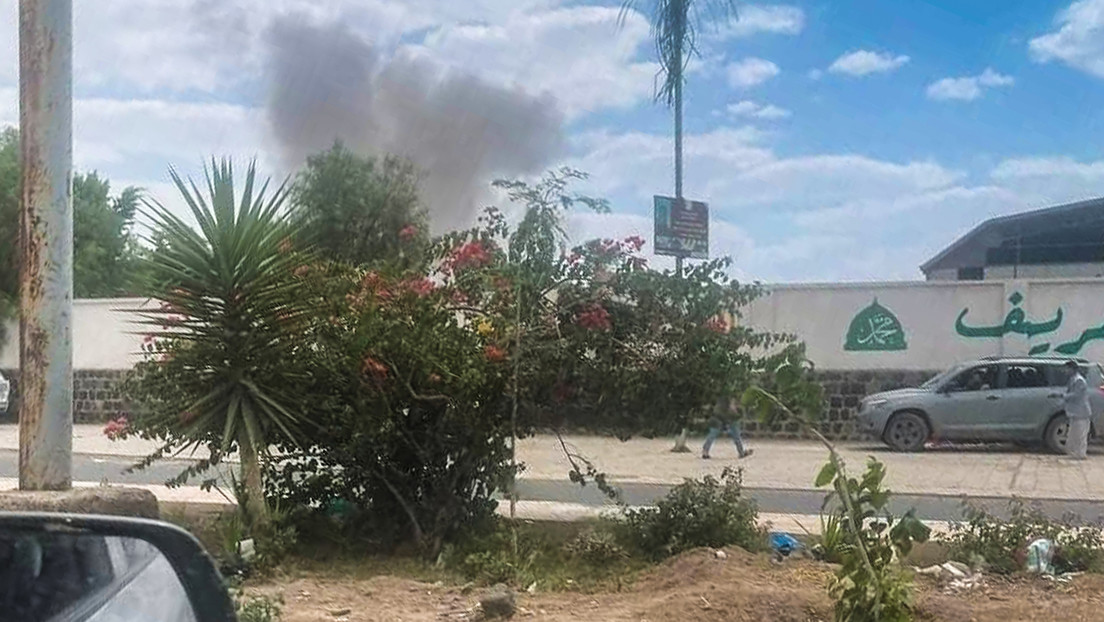 Hutíes acusan a Arabia Saudita de bombardear el aeropuerto de Saná y advierten represalias