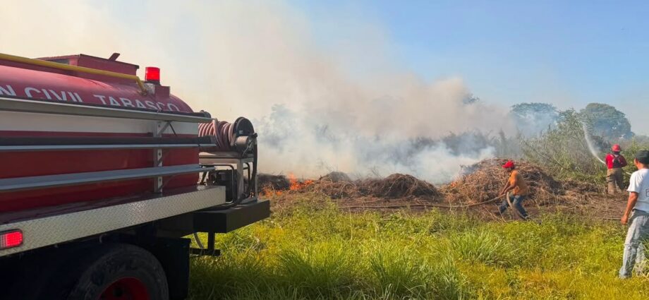 IPCET atiende incendio de pastizal en la Laguna del Negro, en Centro