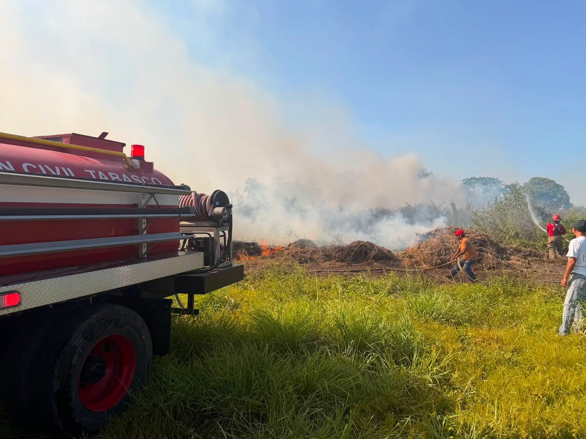 IPCET atiende incendio de pastizal en la Laguna del Negro, en Centro