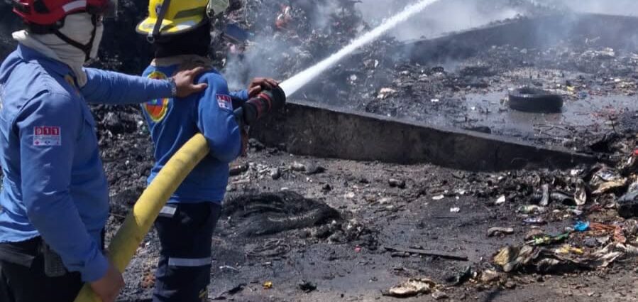 Bomberos mantienen combate al incendio en Centro de Transferencia de Anacleto Canabal; PC pide reforzar medidas preventivas