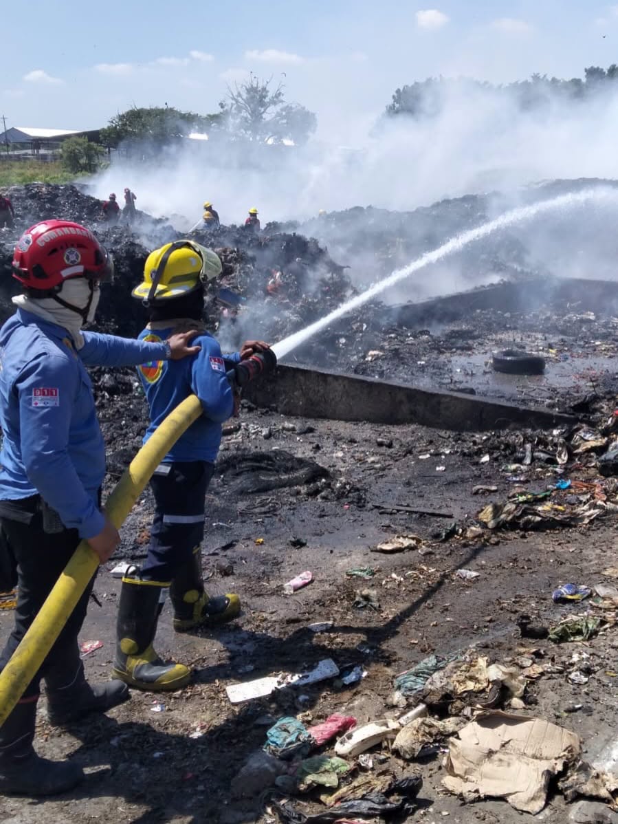 Bomberos mantienen combate al incendio en Centro de Transferencia de Anacleto Canabal; PC pide reforzar medidas preventivas