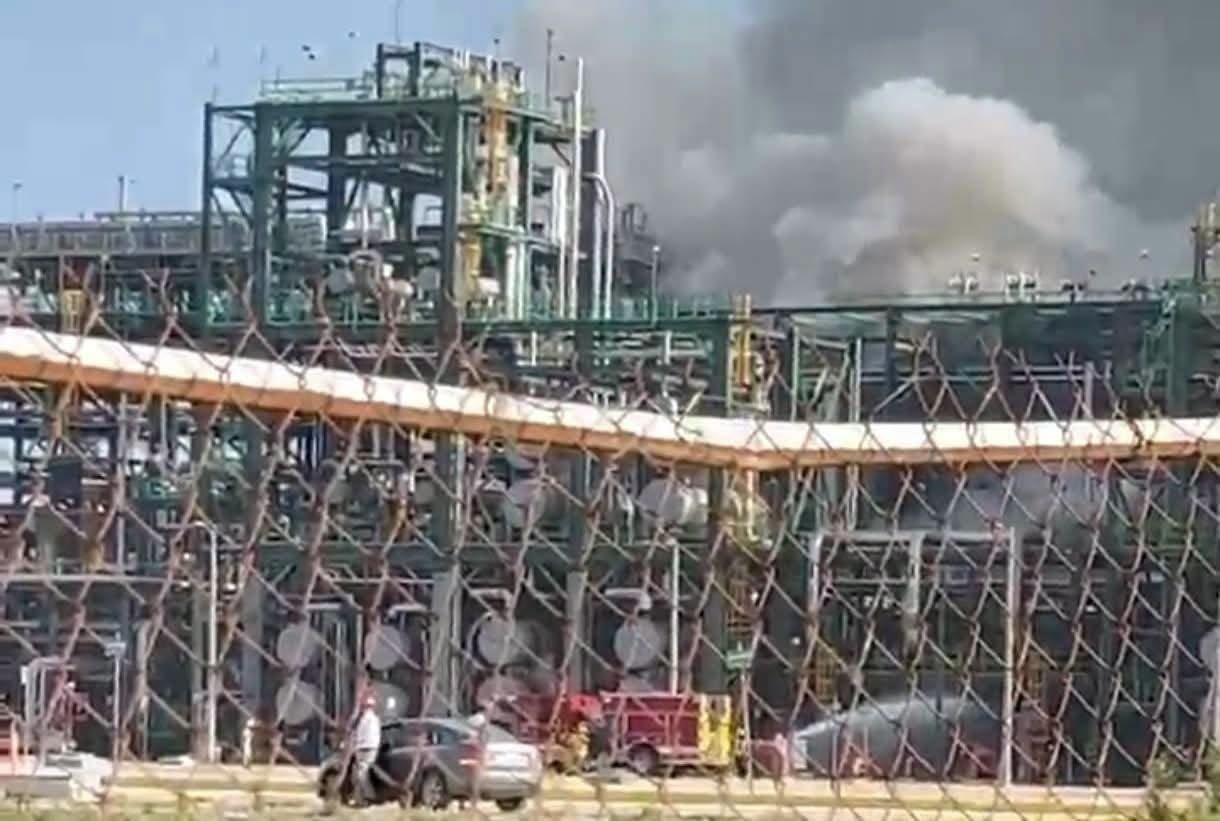 Incendio en la Refinería Olmeca de Dos Bocas moviliza a cuerpos de emergencia