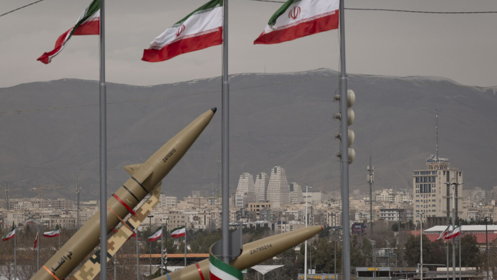 Irán lanza ataques contra bases de EE.UU. en Jordania, Catar, Kuwait y Baréin; Washington responde con nueva ofensiva