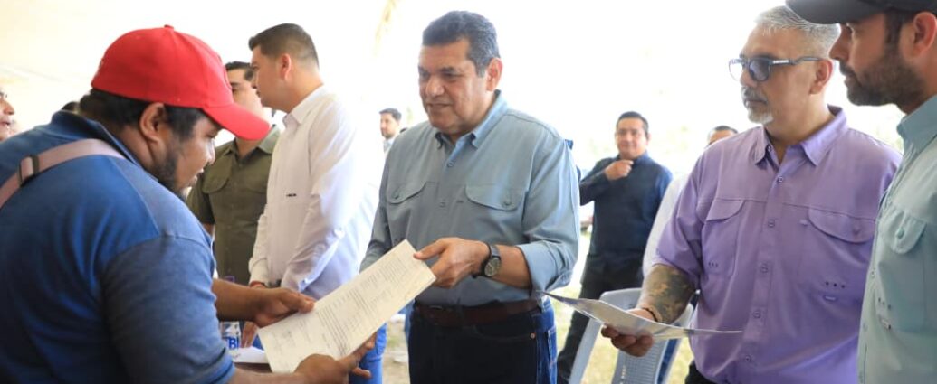 Regularizan predios en Comalcalco: Javier May encabeza entrega títulos de propiedad…