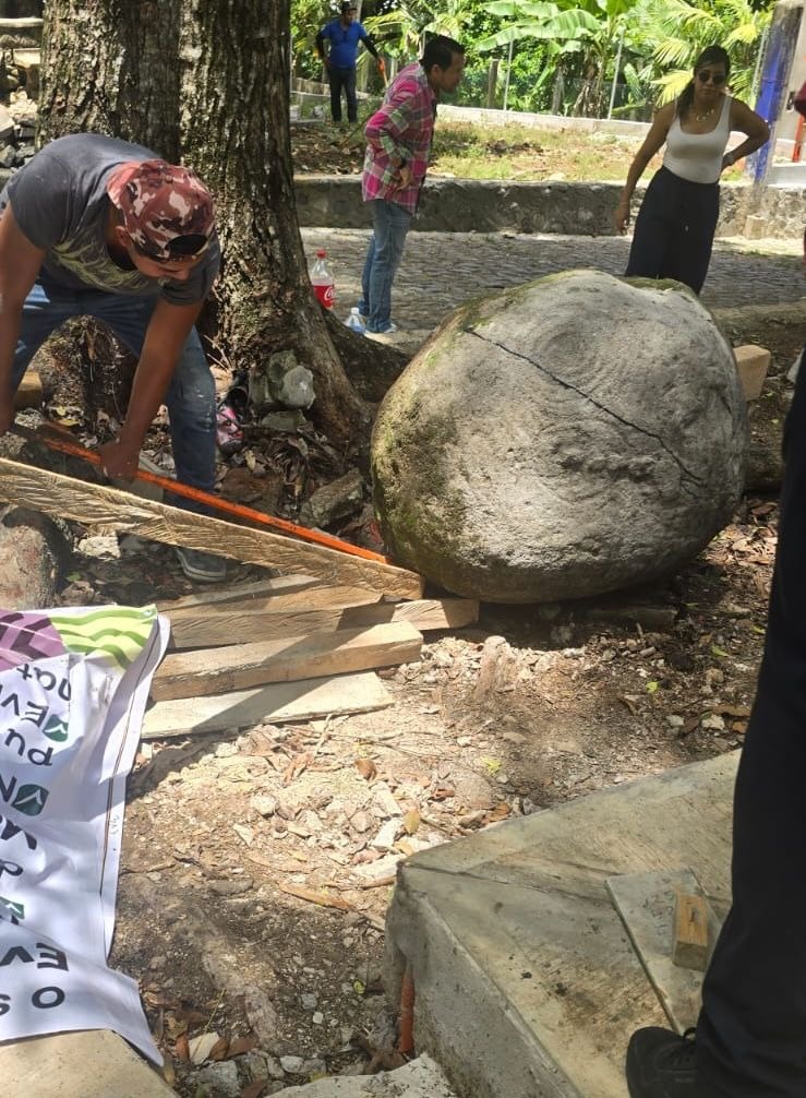 Hallan petroglifo prehispánico que será integrado al Museo Municipal de Teapa