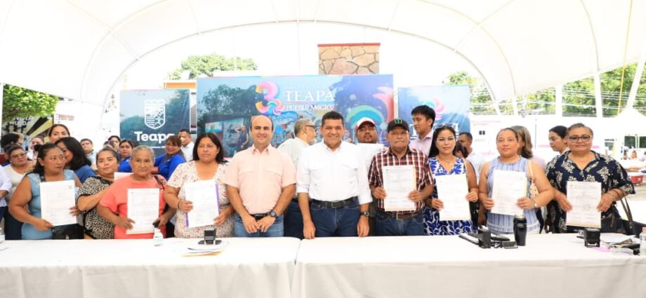 Entrega Gobierno del Pueblo títulos de propiedad a familias de Teapa; fortalecen certeza jurídica y patrimonio