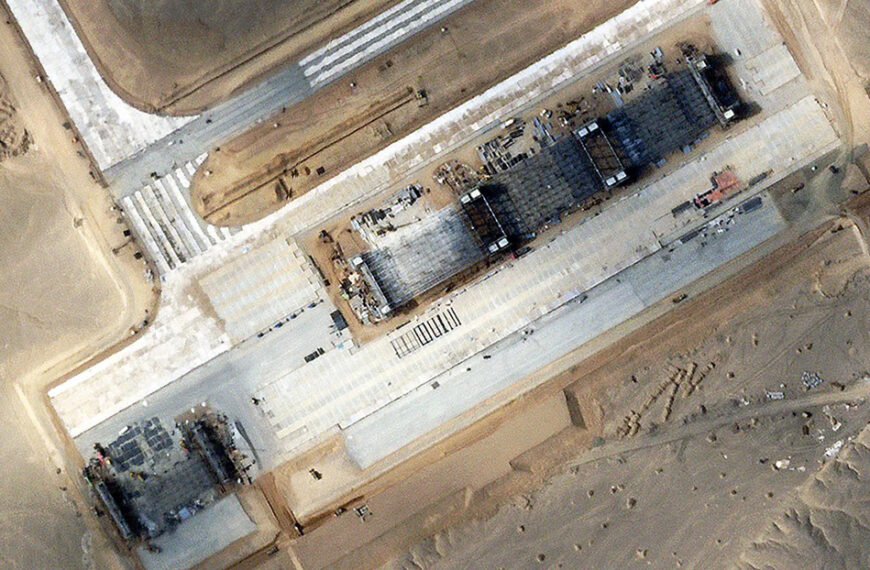 China acelera expansión de base aérea secreta en Xinjiang, similar al Área 51