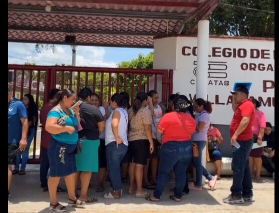 Padres cierran Cobatab 25 por asignaciones escolares y exigen que sus hijos estudien en Tamulté de las Sabanas