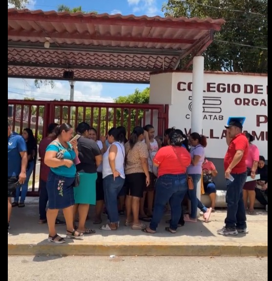 Padres cierran Cobatab 25 por asignaciones escolares y exigen que sus hijos estudien en Tamulté de las Sabanas