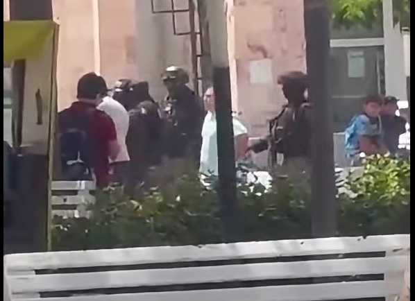 Convoy de fuerzas estatales y federales llega al ayuntamiento de Paraíso; trasciende detención de cinco…