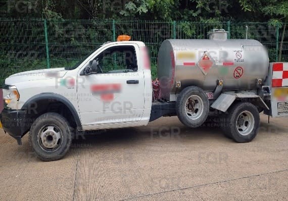FGR investiga transporte ilícito de tres mil litros de turbosina en Huimanguillo