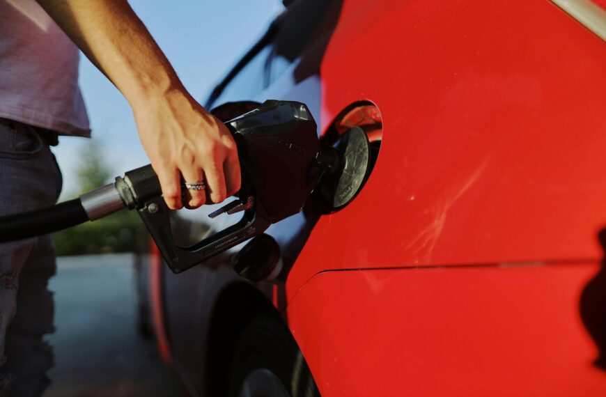 Gobierno y gasolineros acuerdan mantener precios de combustibles por seis meses debajo de $24 por litro