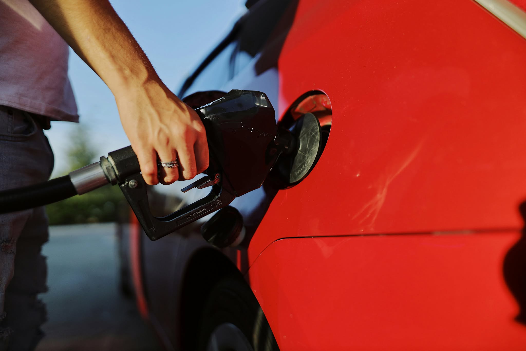 Gobierno y gasolineros acuerdan mantener precios de combustibles por seis meses debajo de $24 por litro
