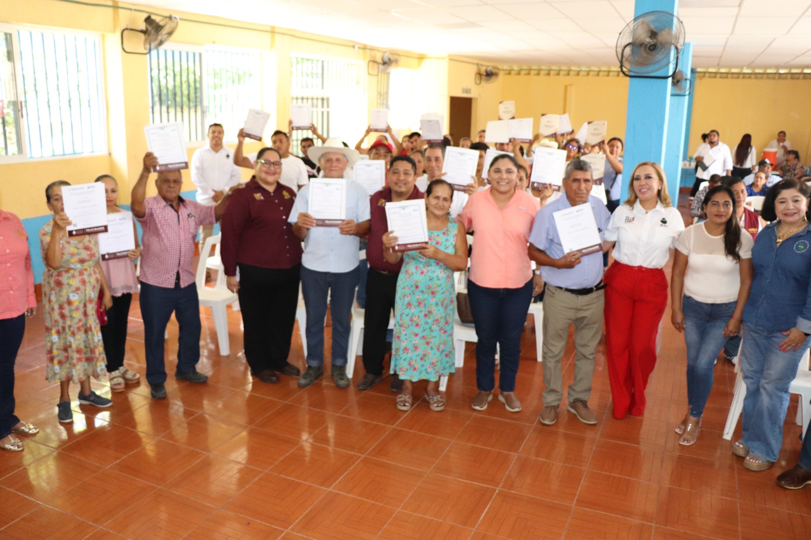 IEAT entrega 46 certificados educativos a habitantes de Poblado Libertad, en Cunduacán