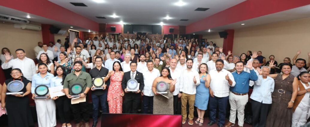 Jóvenes tabasqueños reciben el Premio Estatal de la Juventud 2026