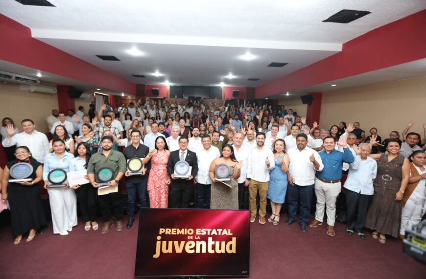 Jóvenes tabasqueños reciben el Premio Estatal de la Juventud 2026