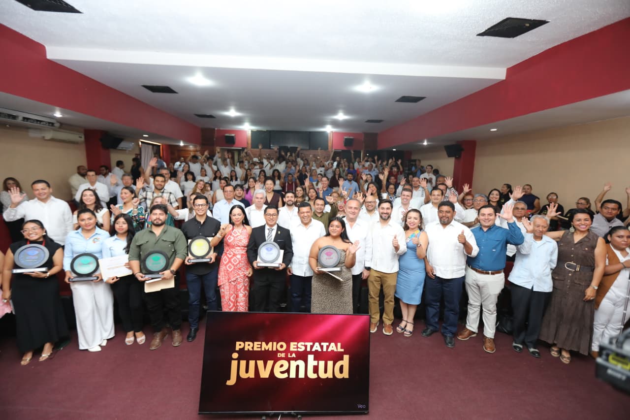 Jóvenes tabasqueños reciben el Premio Estatal de la Juventud 2026