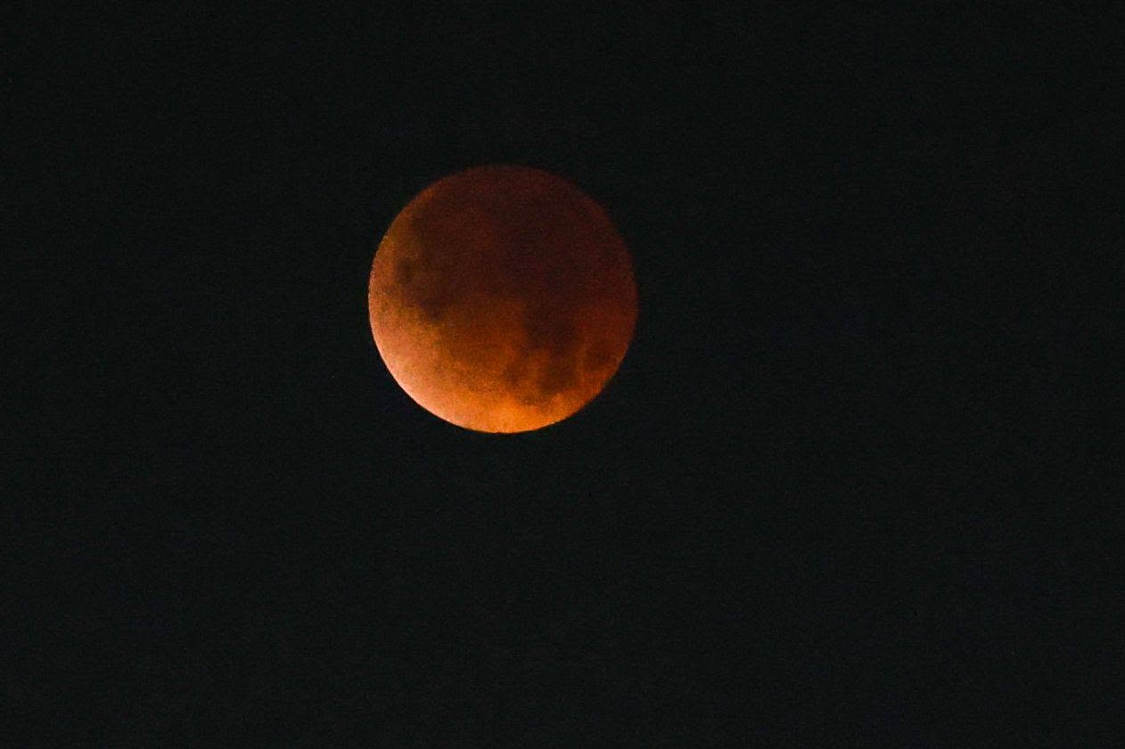 Eclipse lunar tiñe de rojo el cielo de México durante la noche