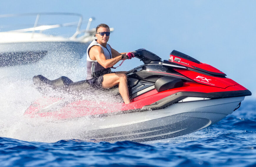 Foto de Macron en moto acuática desata críticas en Francia en medio de ola de calor