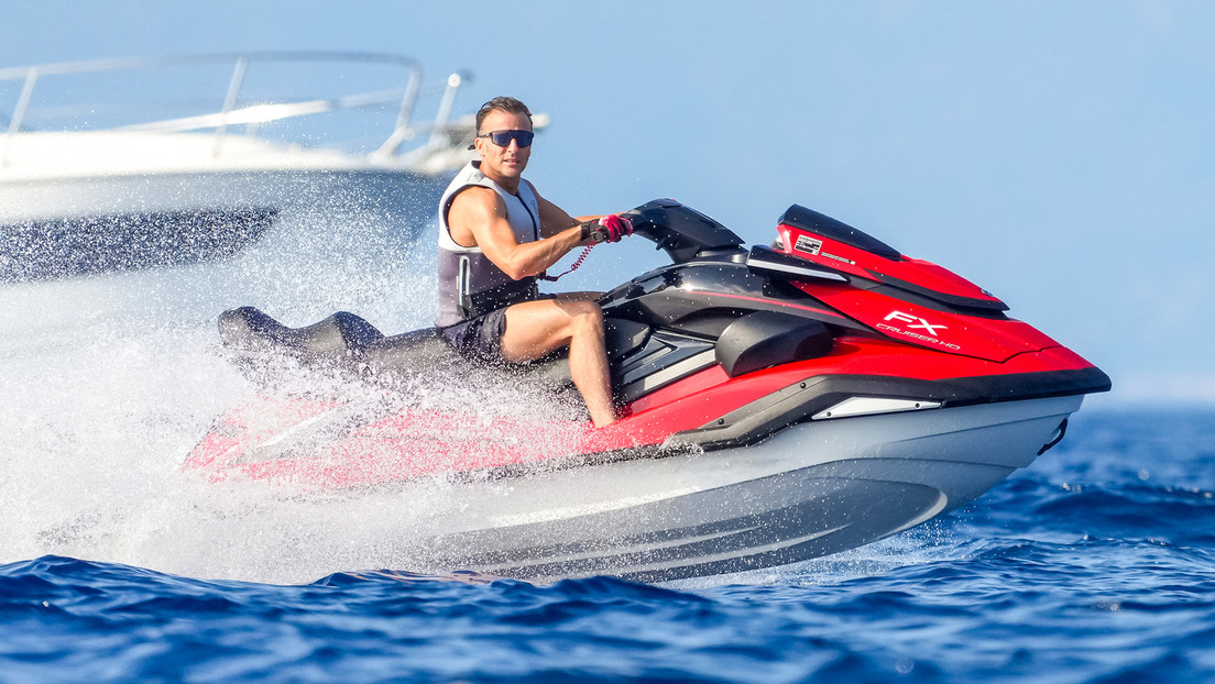 Foto de Macron en moto acuática desata críticas en Francia en medio de ola de calor