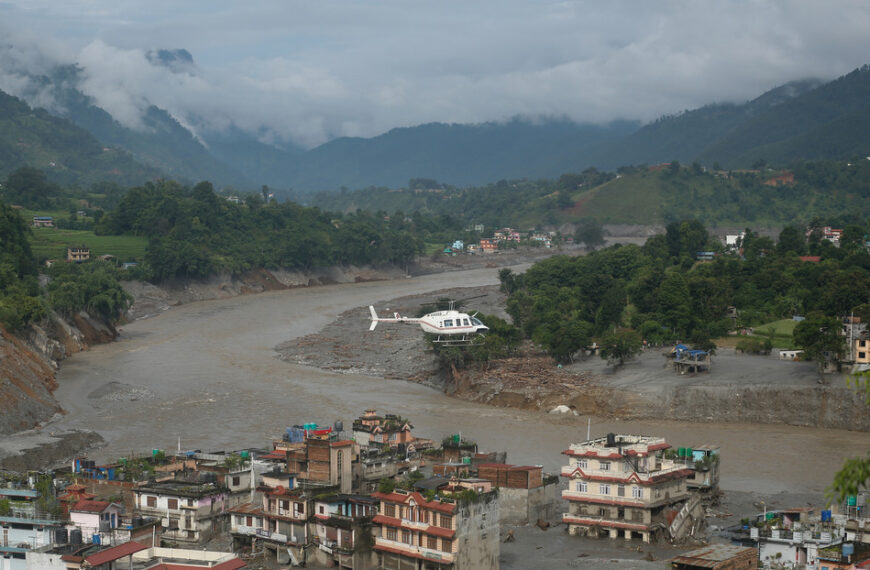Inundación devastadora arrasa cruce fronterizo entre Nepal y China
