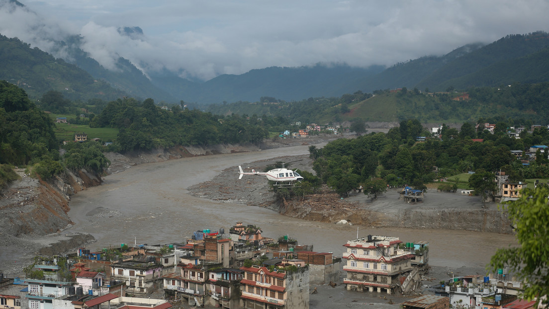 Inundación devastadora arrasa cruce fronterizo entre Nepal y China