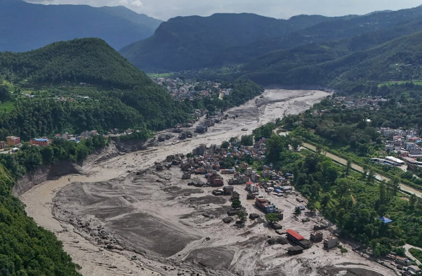 Nepal suspende rescates por riesgo de desborde de un lago tras inundaciones