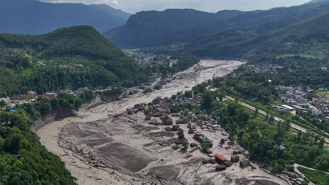 Nepal suspende rescates por riesgo de desborde de un lago tras inundaciones