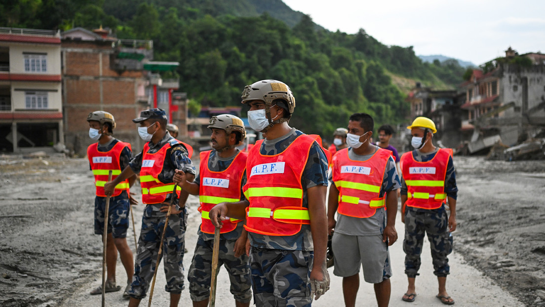 Niño de ocho años sobrevive a inundaciones en Nepal y se reencuentra con su madre