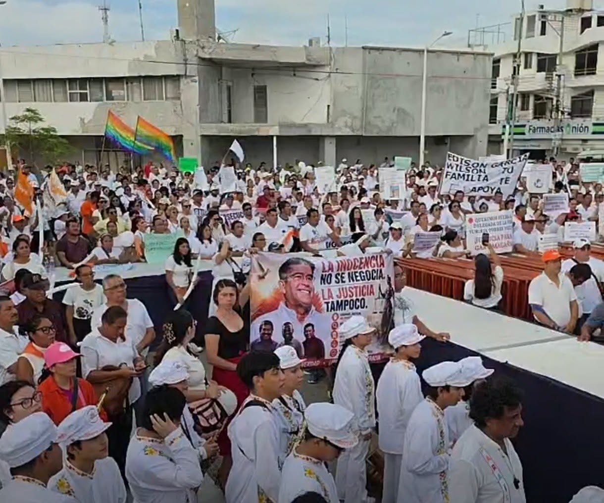 Marchan en Paraíso en respaldo a Alfonso Baca Sevilla y funcionarios detenidos
