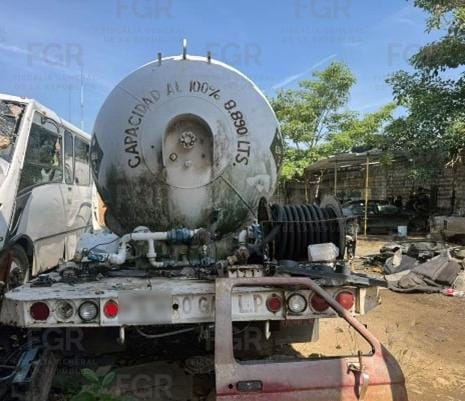 FGR asegura 16 mil litros de hidrocarburo en Cárdenas y logra sentencia contra dos hombres…