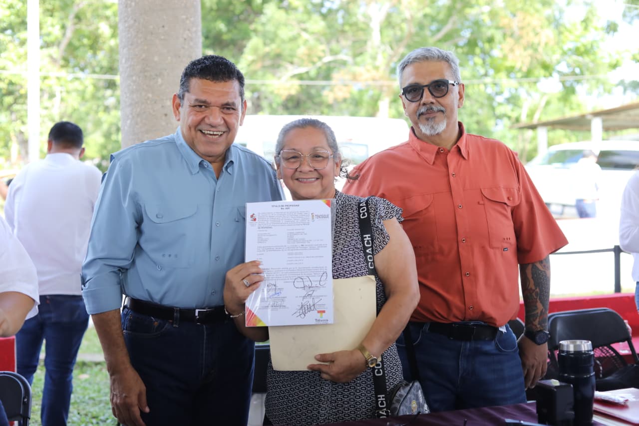 Entregan títulos de propiedad a seis familias de Tenosique