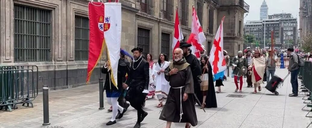 Entre gritos de “¡Viva Cristo Rey!”, grupo tradicionalista revive el Paseo del Pendón en CDMX