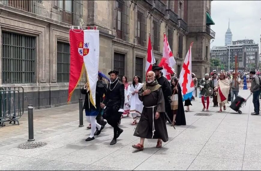 Entre gritos de “¡Viva Cristo Rey!”, grupo tradicionalista revive el Paseo del Pendón en CDMX