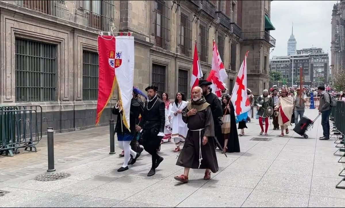 Entre gritos de “¡Viva Cristo Rey!”, grupo tradicionalista revive el Paseo del Pendón en CDMX