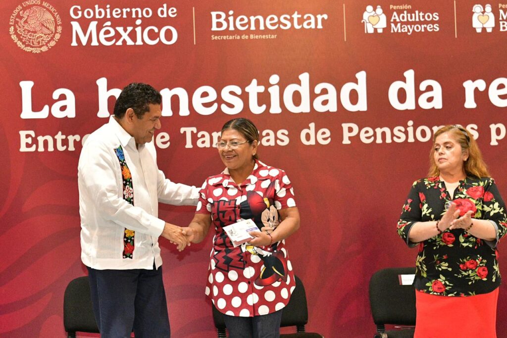 Javier May entrega en Centro, 1,161 tarjetas de Mujeres Bienestar y Adultos Mayores…
