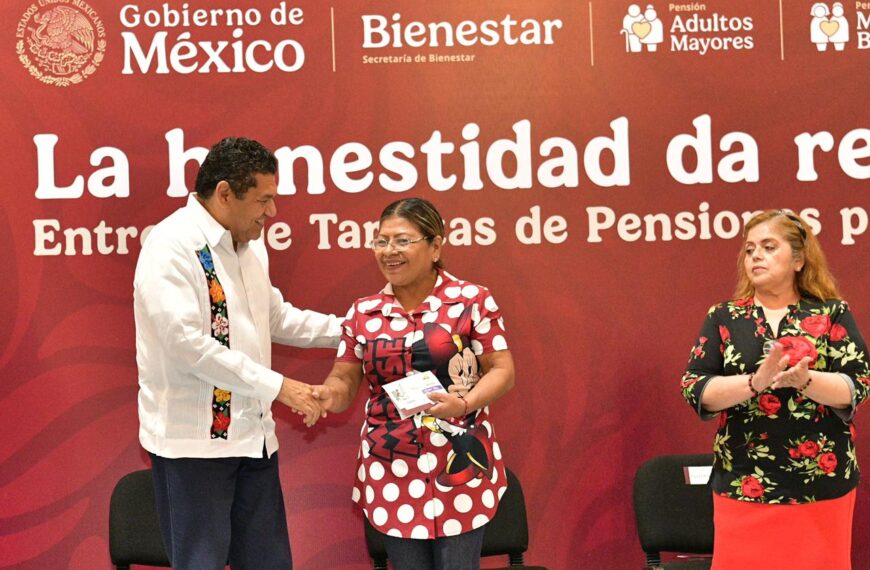Javier May entrega en Centro, 1,161 tarjetas de Mujeres Bienestar y Adultos Mayores…