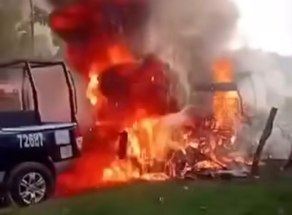 Tras atender denuncia de violencia familiar, pobladores de Azucena, Cárdenas, agreden a policías e incendian patrullas…