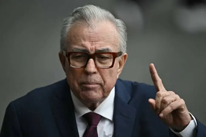 Tras permanecer solo 34 horas en el cargo, Rubén Rocha vuelve a dejar la gubernatura…