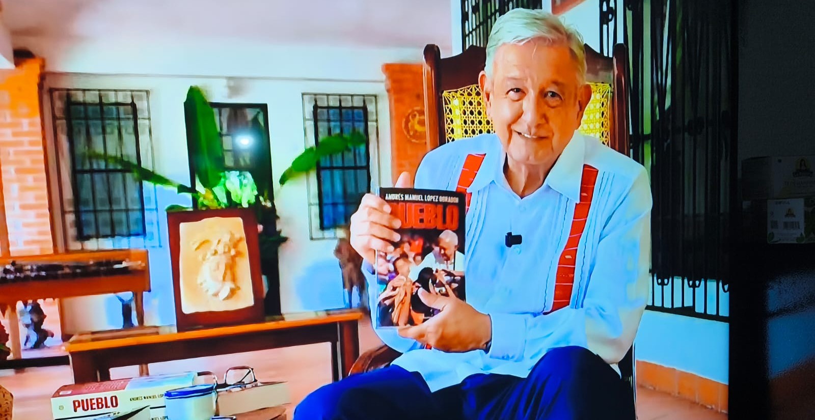 López Obrador presenta “Pueblo”, su nuevo libro y lo dedica a la presidenta Claudia Sheinbaum…