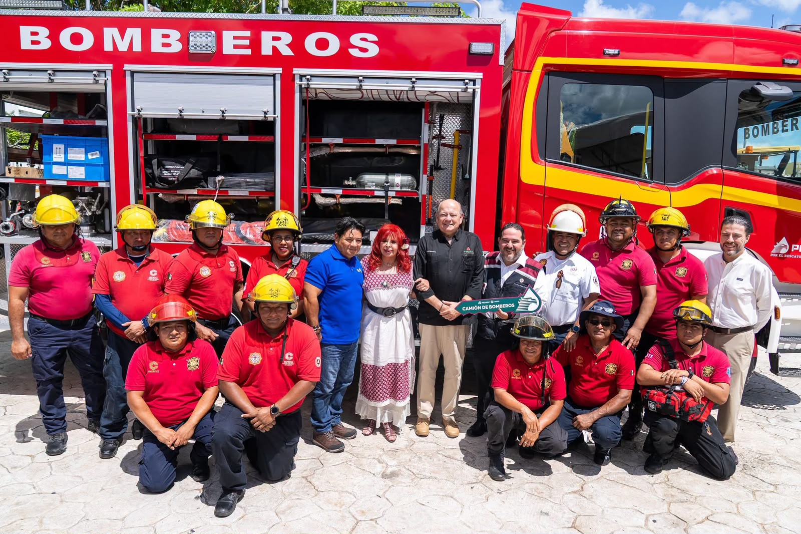 Raúl Ojeda entrega a gobernadora de Campeche, Layda Sansores, maquinaria e insumos de Pemex…
