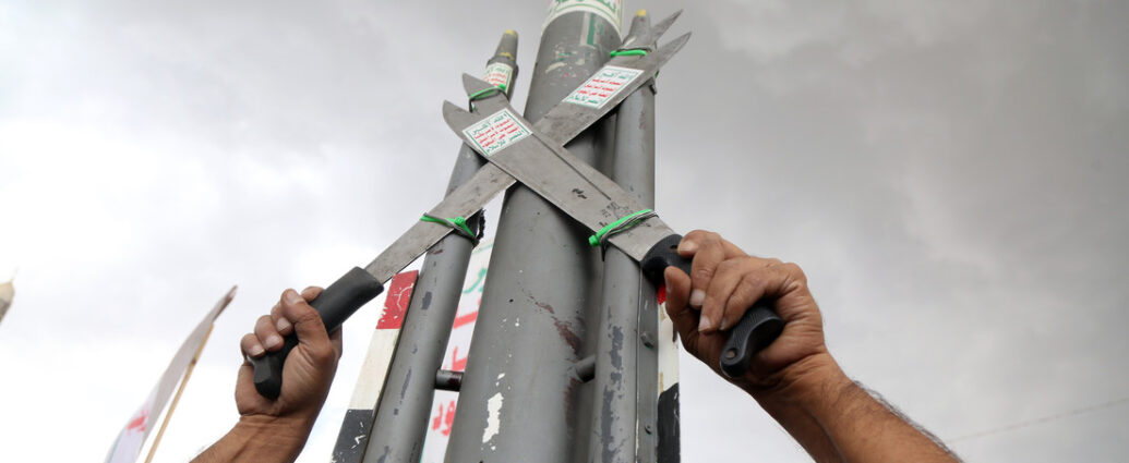 Hutíes atacan con misiles y drones una base aérea saudí