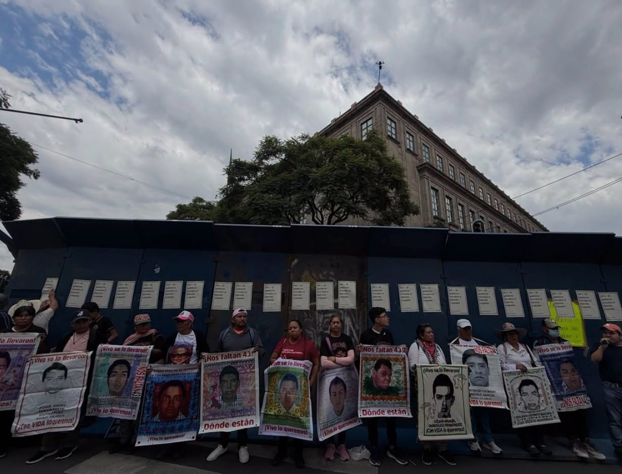 Padres de los 43 normalistas de Ayotzinapa piden a la SCJN revisar expedientes del caso
